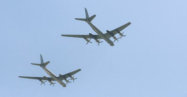 РУСКИ БОМБАРДЕРИ БЛИЗУ АЉАСКЕ: Ту 95МС у пратњи Су 35С прелетели Алеутска острва