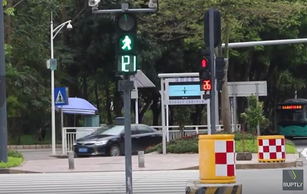 БОРБА ПРОТИВ БАХАТИХ ПЕШАКА: Нова технологија срамоти оне који прелазе на црвено (ВИДЕО)