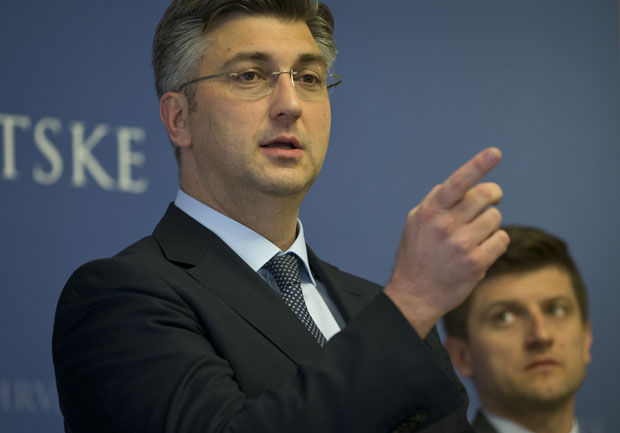 Пленковић не сме да избаци Хасанбеговића јер губи већину?