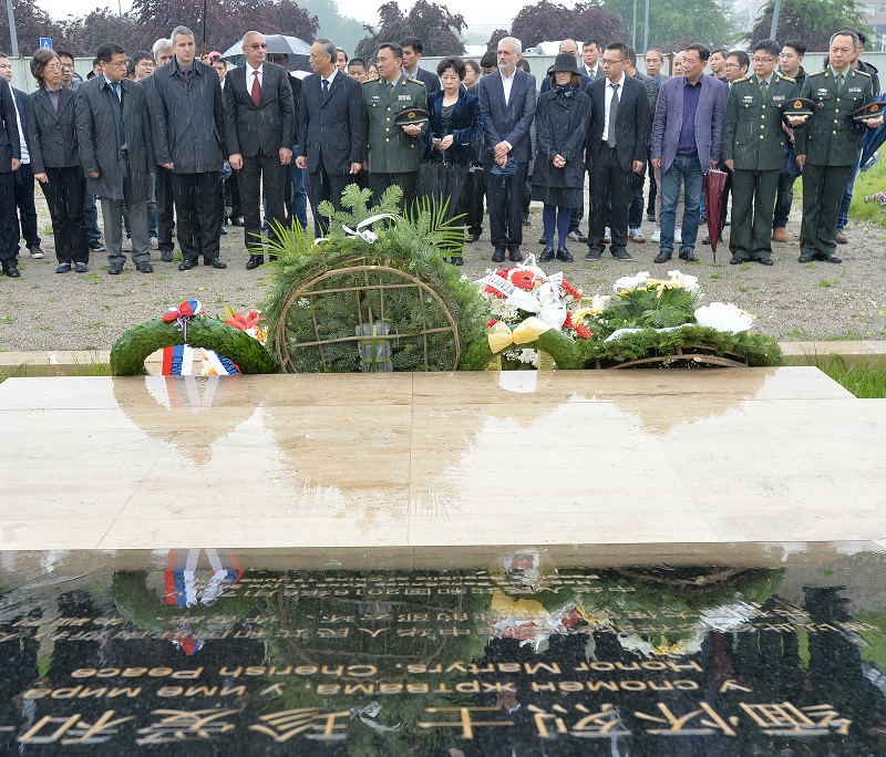 Положени венци на месту погибије троје кинеских новинара