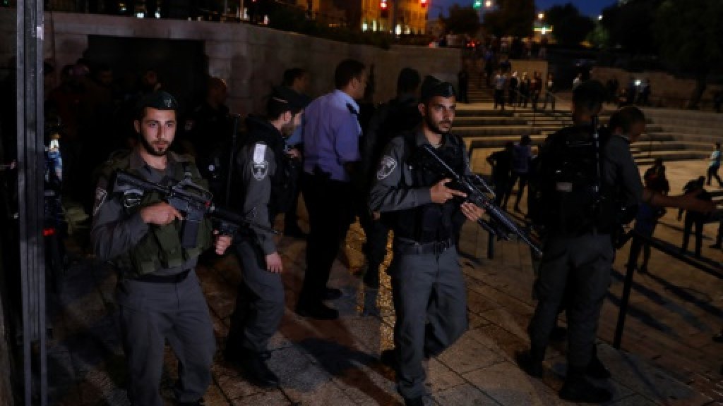 Јерусалим: Палестинац напао израелске полицајце, па убијен