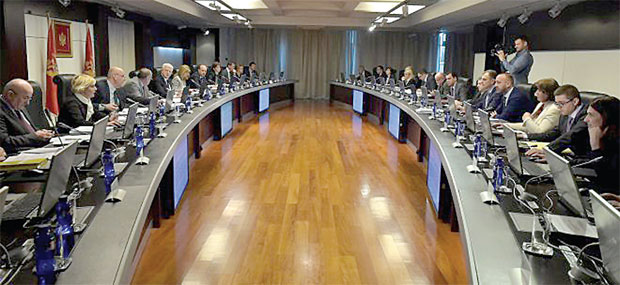 Комуналијама крпе рупе