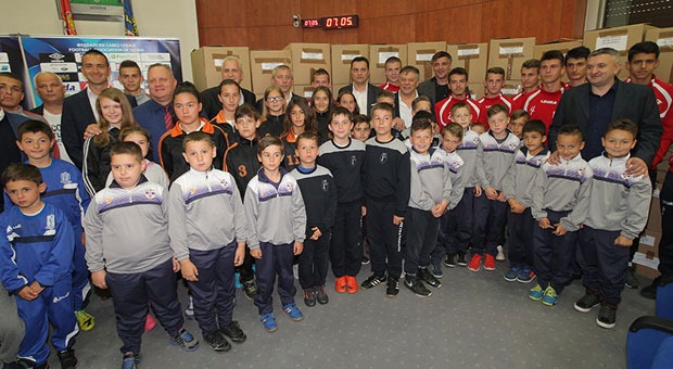 ФСС поделио опрему клубовима из Лесковца и региона