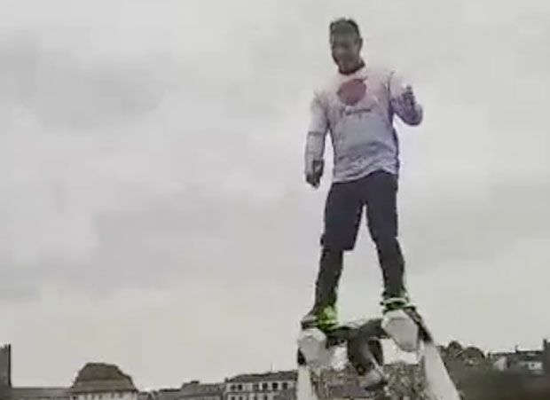 ВИДЕО: Чак и док лете Ирци пију пиво