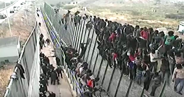 ЖЕЉА ЗА БОЉИМ ЖИВОТОМ У ЕВРОПИ: Субафрички мигранти пробили ограду, део ушао у Мелиљу (ВИДЕО)