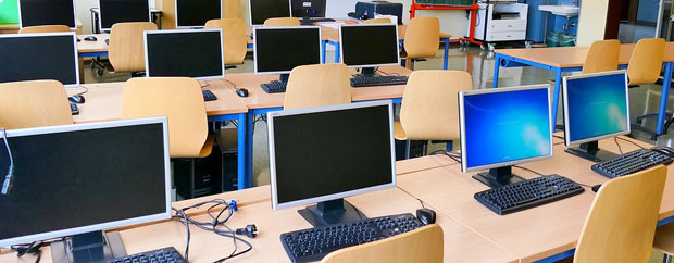 Удружење Видовдан поклонило рачунаре школи из Грачанице