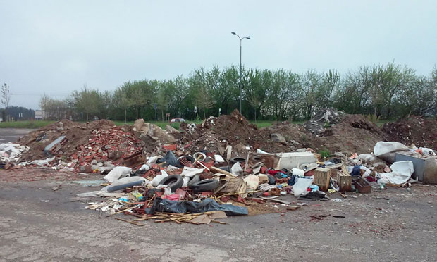 Царска и дивља депонија на паркингу Електронске индустрије