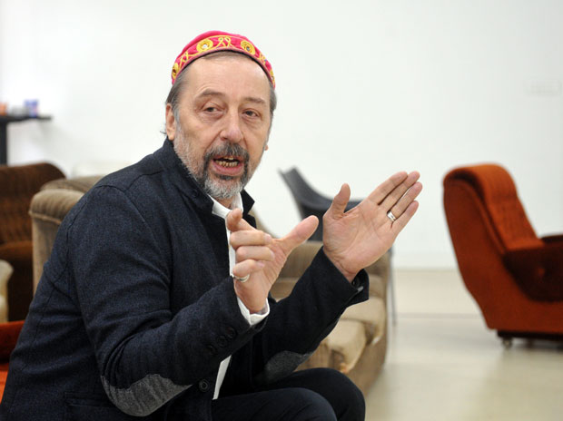 Глуми и жива змија