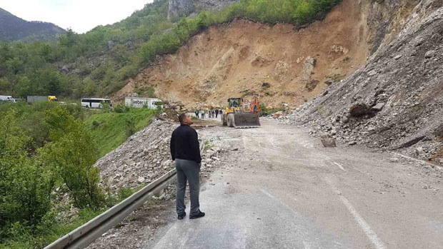 ФОТО+ВИДЕО: Одрон у Бродареву блокирао пут