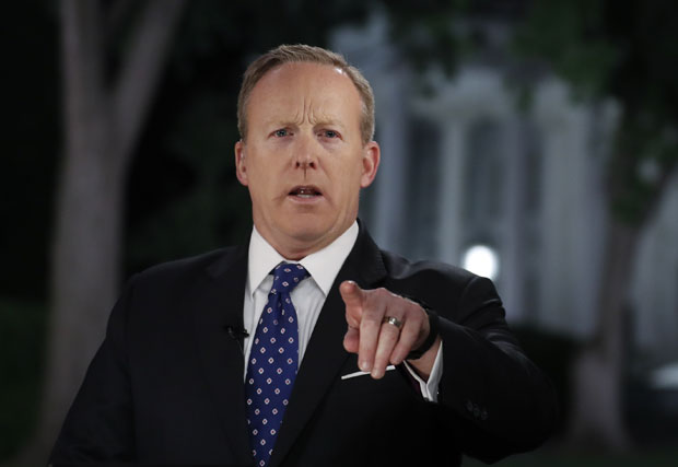 СРАМОТА: Портпарол Беле куће се крио у жбуњу од новинара