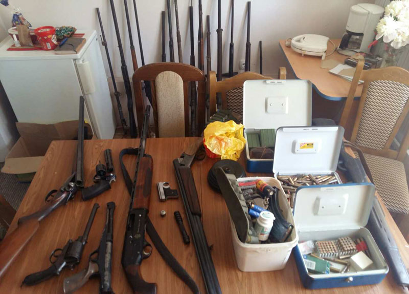 ЗАПЛЕНА ОРУЖЈА У АЛЕКСАНДРОВЦУ: У кући крио 19 пушака и девет пиштоља
