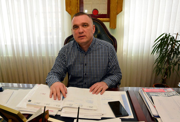 ИНЦИДЕНТ У ПОЖЕГИ: Градоначелник напао новинара и претио му смрћу