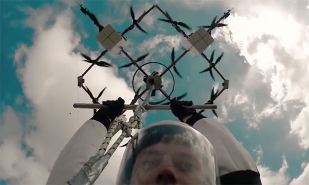 ДРОНДАЈВИНГ: Први падобранац скочио из беспилотне летилице (ВИДЕО)