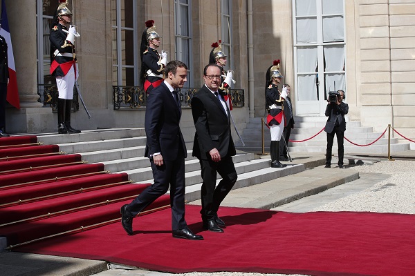 Макрону нуклеарне шифре и све тајне државе