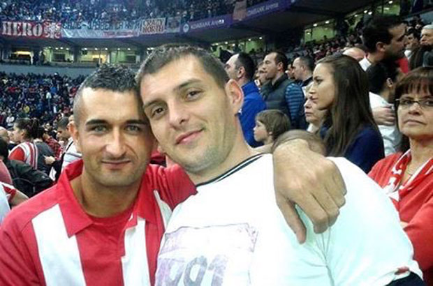 ЧИЈИ ЈЕ СУДИЈА ШИРОКИ? “Партизановац” на кошаркашком мечу у Звездиној мајици