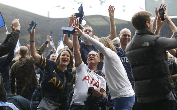 СЕЛИДБА ПОСЛЕ 118 ГОДИНА: Тотенхем одиграо последњу утакмицу на “Вајт харт лејну”