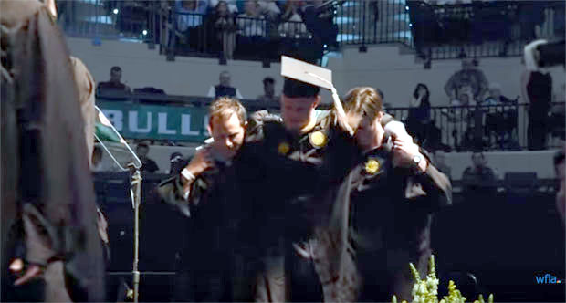 ВИДЕО: Слабо покретан студент устао из инвалидских колица како би примио диплому