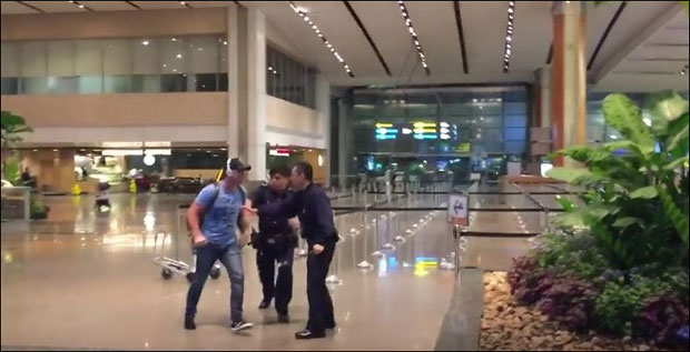 ИНЦИДЕНТ НА АЕРОДРОМУ: Пијани путник напао полицију (ВИДЕО)