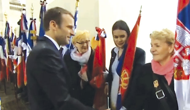 Макрон се поклонио српској застави