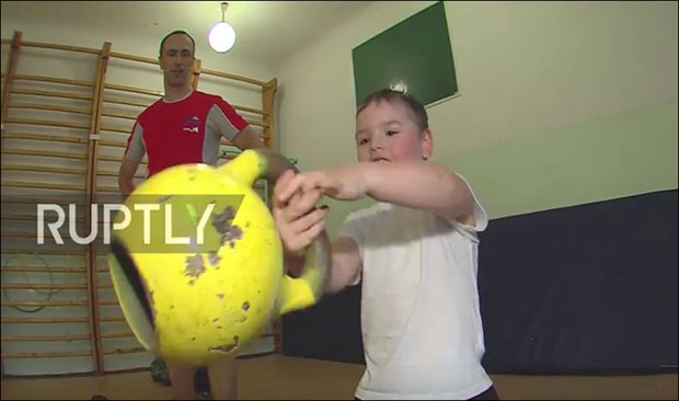 БУДУЋИ НАЈЈАЧИ ЧОВЕК НА СВЕТУ: Руски дечак већ подиже велике тежине у теретани (ВИДЕО)