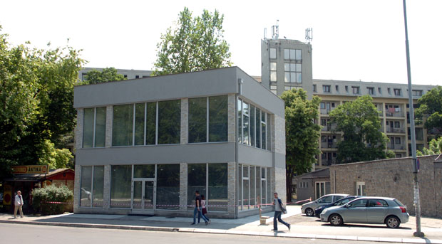 Сви перу руке од дивље градње