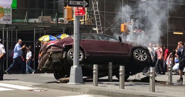 УЖАС У ЊУЈОРКУ: Ухапшен мушкарац који је колима улетео међу људе, једна особа погинула, 22 повређено! (ВИДЕО)
