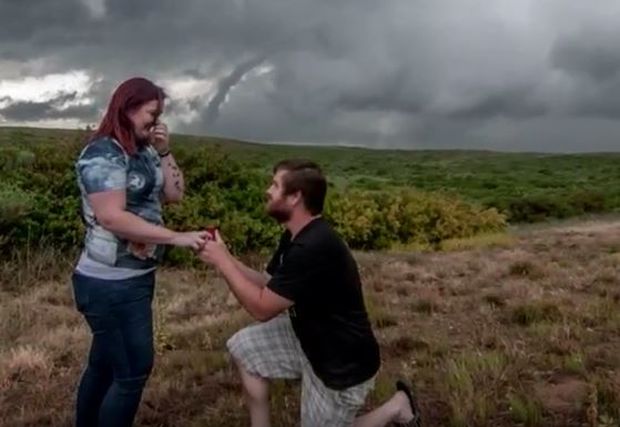 Запросио девојку усред олује и испред торнада (ВИДЕО)
