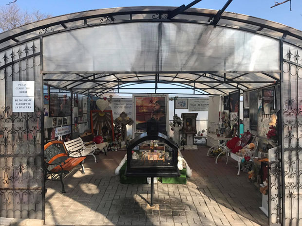 На гробу Тошета Проеског сраман призор (ВИДЕО)