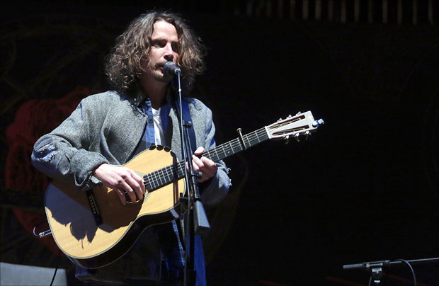 Породица Криса Корнела не верује да се музичар намерно обесио