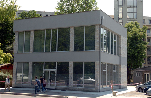 Руше зграду код студењака