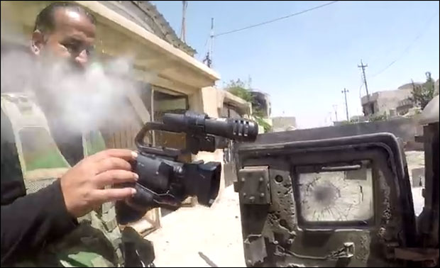 НАЈСРЕЋНИЈИ ЧОВЕК НА СВЕТУ: Камера спасила новинара од снајперског метка (ВИДЕО)
