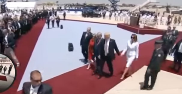 Меланија лупила Трампа по руци на црвеном тепиху (ВИДЕО)