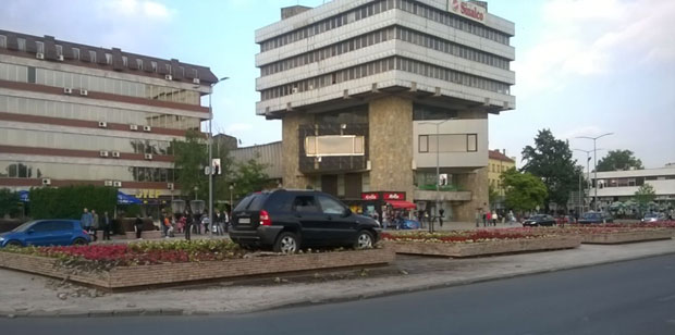 ФОТО: Паркирао аутомобил у цвеће