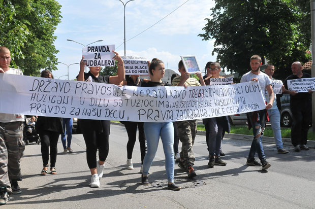 Протест родбине и пријатеља фудбалера који се убио после батина: Да силеџије српске мајке не завијају у црно