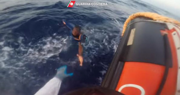 ДРАМА НА МОРУ: Мигрант висио са кормила брода (ВИДЕО)