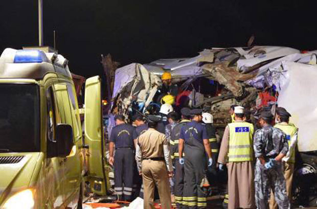 СУДАР АУТОБУСА И КАМИОНА: У саобраћајној несрећи у Дубаију погинуло осморо, а повређено 35 људи