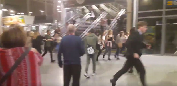 ВРИСЦИ, МЕТЕЖ И КРВ Снимак тренутка експлозије у Манчестер арени, након чега је настао хаос!