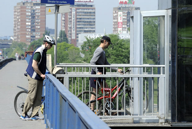 Прорадио лифт за бициклисте на Бранковом мосту: Вожња уз чувара