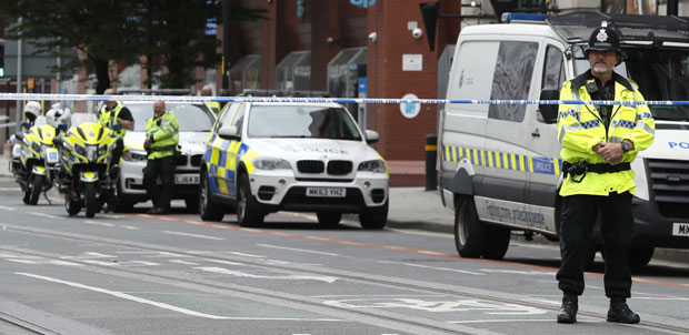 МАНЧЕСТЕР ДАН ПОСЛЕ ТЕРОРИСТИЧКОГ НАПАДА: Ухапшен брат бомбаша и још четворица мушкараца, број повређених порастао на 119