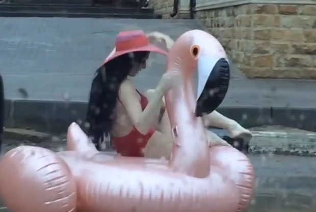 Рускиња у бикинију позира са фламингом насред пута (ВИДЕО)