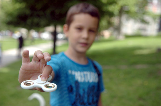 НАЈНОВИЈИ ТРЕНД МЕЂУ ОСНОВЦИМА: Помама за спинерима