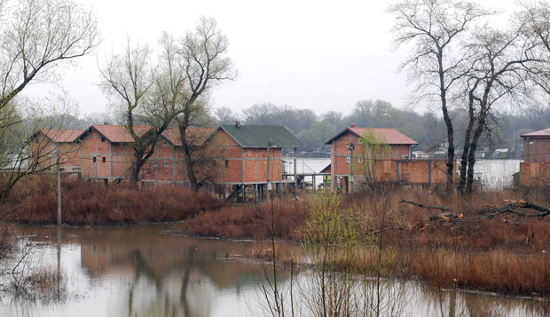 Стижу прва решења за рушење викендица на обали Саве