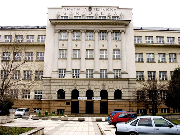 ДОЈАВА О БОМБИ У САРАЈЕВУ: Евакуисани ученици и особље Машинско-техничке школе