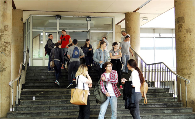 ЕКОЛОШКИ ИНЦИДЕНТ НА ХЕМИЈСКОМ ФАКУЛТЕТУ: Профа смућкао панику, евакуисани студенти