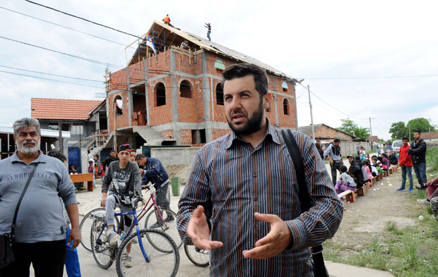 Земун поље: Верници испред багера