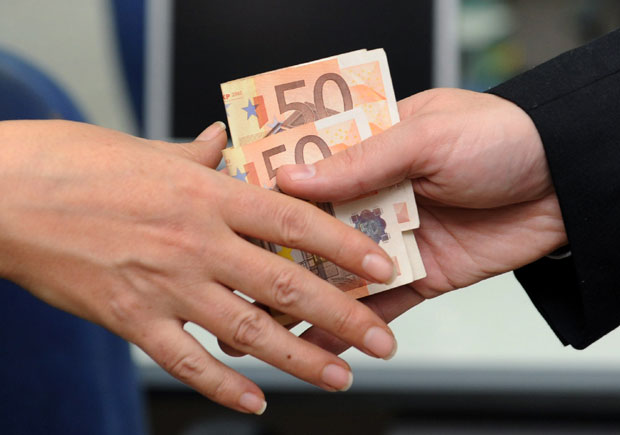 Саобраћајцу две године због мита