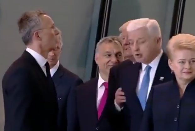 Трамп гурнуо премијера Црне Горе да би дошао у први план (ВИДЕО)
