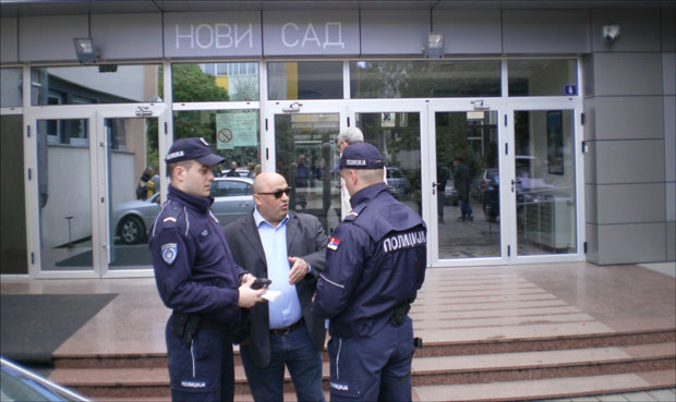 ПРИЗНАЊЕ ЗА ХРАБРОСТ И ОДЛУЧНОСТ: Награђена патрола саобраћајне полиције у Новом Саду