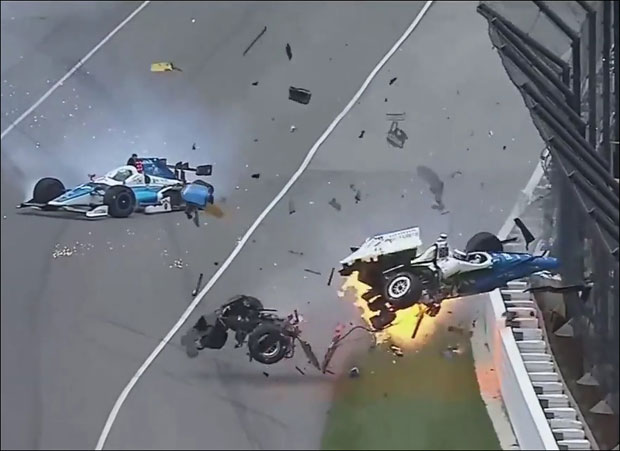 СТРАВИЧАН УДЕС: Формула лансирана у ваздух експлодира приликом ударца у зид (ВИДЕО)