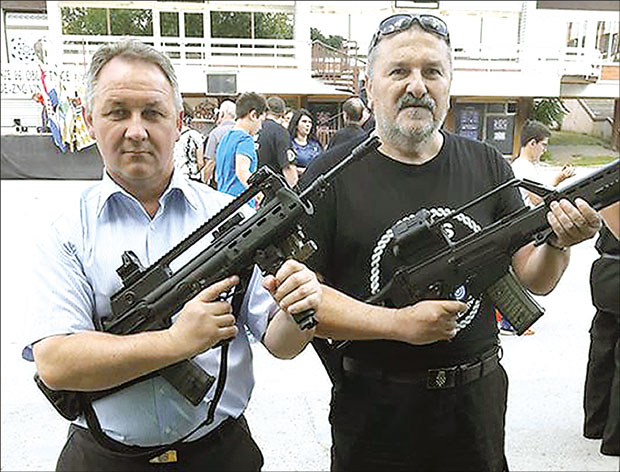 Хрватски посланик позирао с пушком